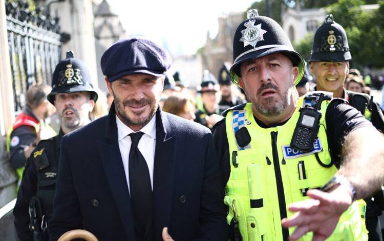 Beckham Rela Antre 13 Jam Demi Beri Penghormatan kepada Ratu Elizabeth