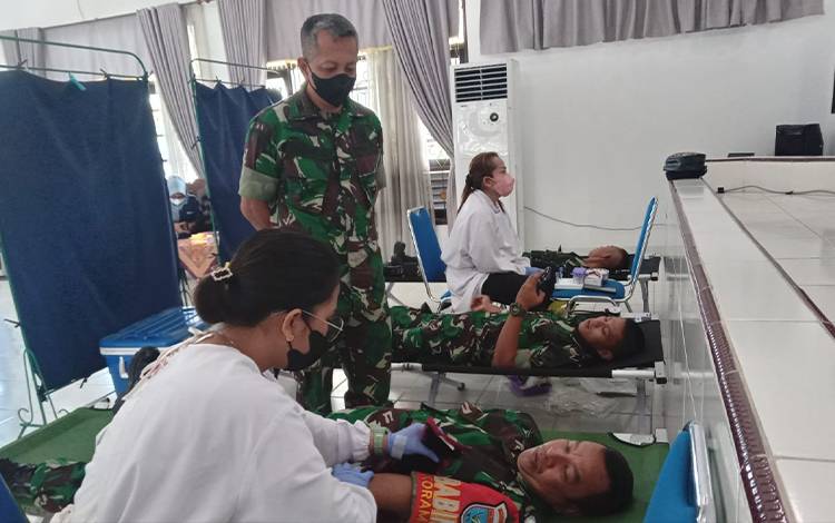 Prajurit Kodim Palangka Raya Donor Darah Sambut HUT TNI