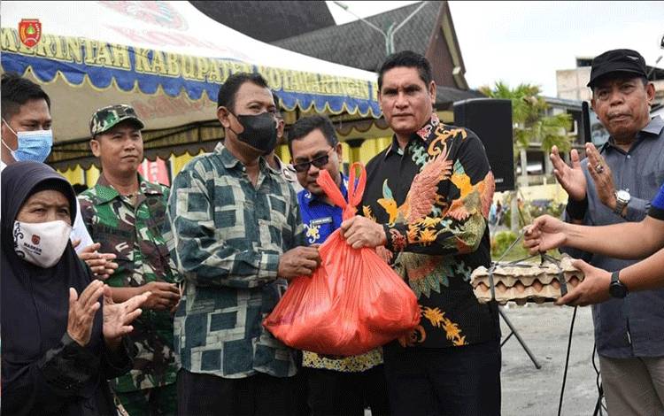 Pemkab Kobar Gelar Pasar Murah dan Bagikan Bibit Cabai Gratis?Tanggulangai Inflasi