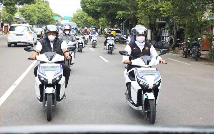 Gubernur Jatim Siapkan Strategi Anggaran Pengadaan Mobil Listrik