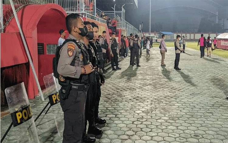 Personel Gabungan Amankan Pertandingan Kalteng Putra Vs Persipal