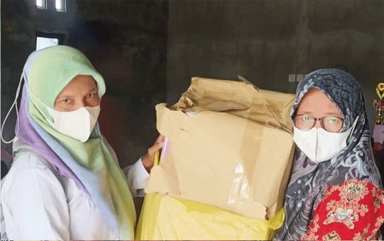 PKK Kalampangan Salurkan Bantuan Untuk Kader Posyandu