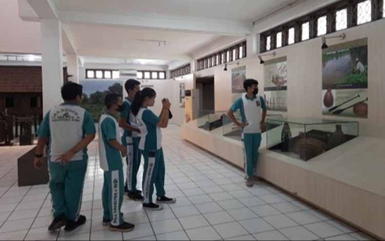 Siswa SMAN 4 Palangka Raya Benda Sejarah di Museum Balanga