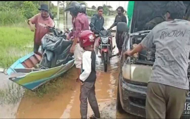 VIDEO: Pemotor Gunakan Kelotok Lintasi Jalur Pangkalan Bun - Kotawaringin Lama Terendam Banjir
