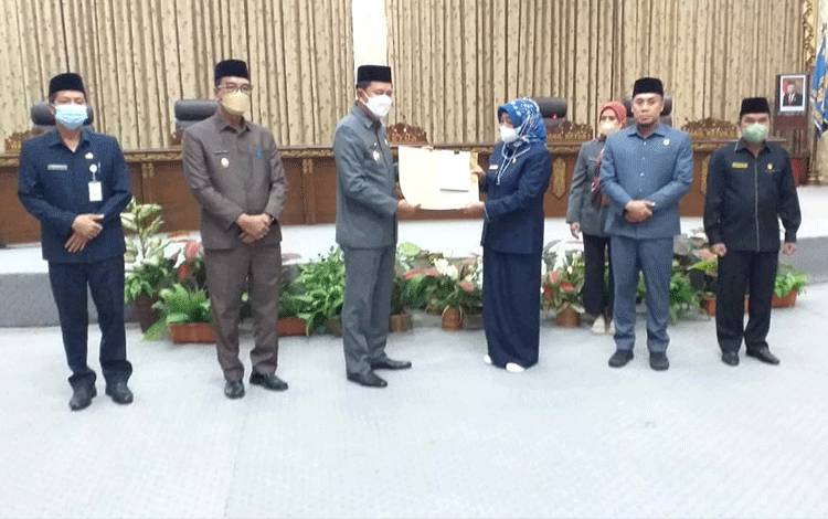 DPRD Barito Utara Terima Pidato Pengantar Bupati soal Raperda APBD Perubahan dan Raperda Pajak Daerah