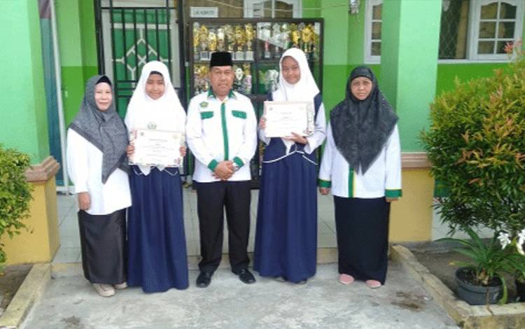 Dua Pelajar MTsN 1 Kapuas Raih Juara di Ajang KSM Tingkat Provinsi