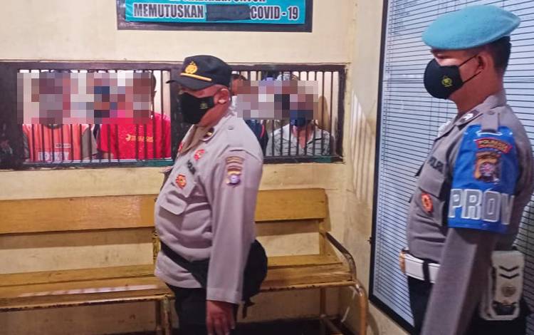 Piket SPKT Polresta Palangka Raya Cek Tahanan Pastikan Kondusif