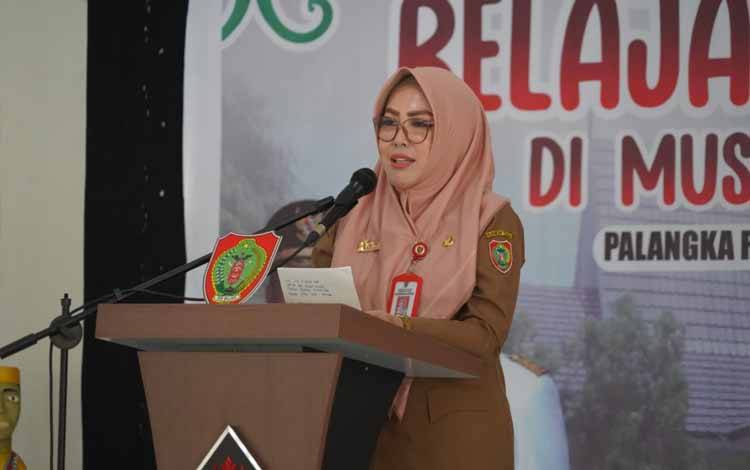 Melalui Belajar Bersama Perkenalkan Adat Istiadat dan Alat Tradisional Suku Dayak