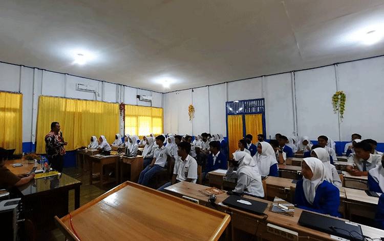 Sambut Program Kadin Go To School, Kepala SMKN 2 Kapuas Harapkan Pelajar Termotivasi Berwirausaha