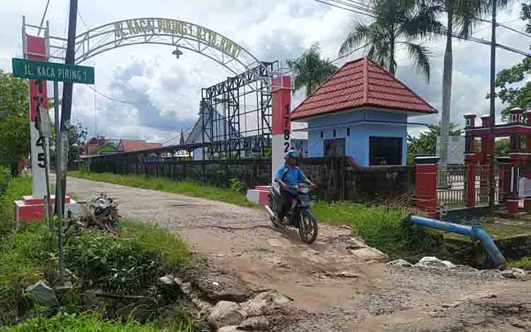 Jalan Hampir Putus, Warga Berharap Perhatian Pemerintah