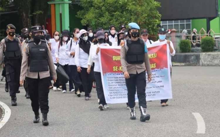 Polres Kapuas Kawal Aksi Damai Perhimpunan Guru PAUD Sertifikasi Non PNS