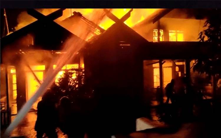 Rumah Warga di Jalan Sulawesi Kapuas Terbakar