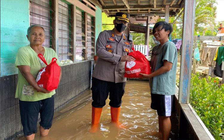 Kapolres Katingan Salurkan Bansos Bagi Warga Terdampak Banjir di Kamipang