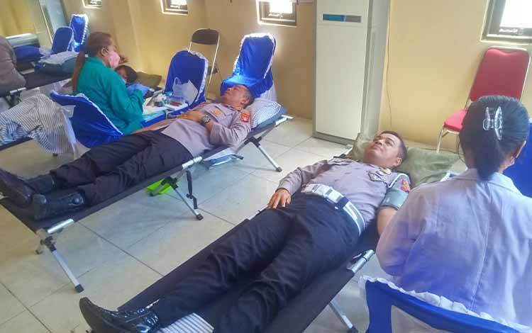 Kapolresta Palangka Raya dan Kasatlantas Donor Darah Peringati HUT Polantas