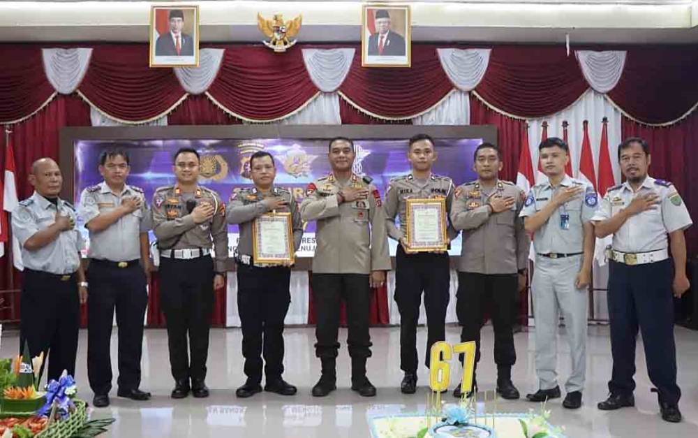 2 Polantas Terima Penghargaan dari Kapolres Barito Timur