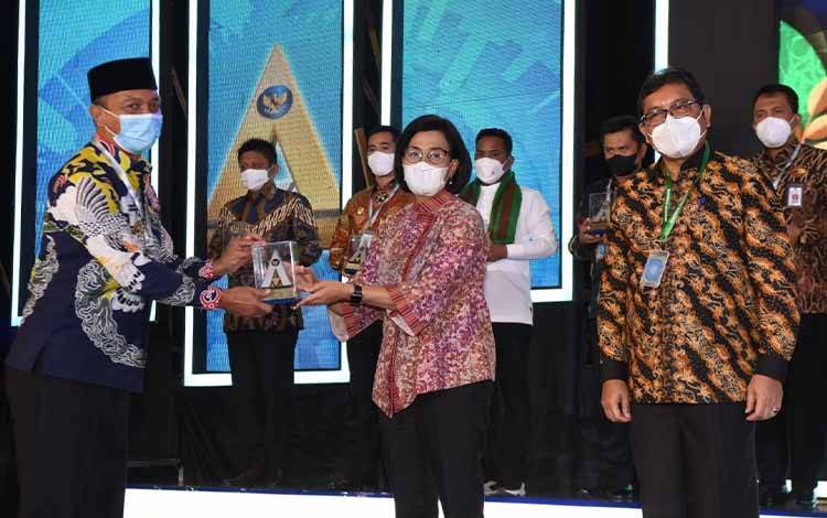 Pemkab Sukamara Terima Penghargaan atas Raihan Opini WTP 10 Kali Berturut-turut?