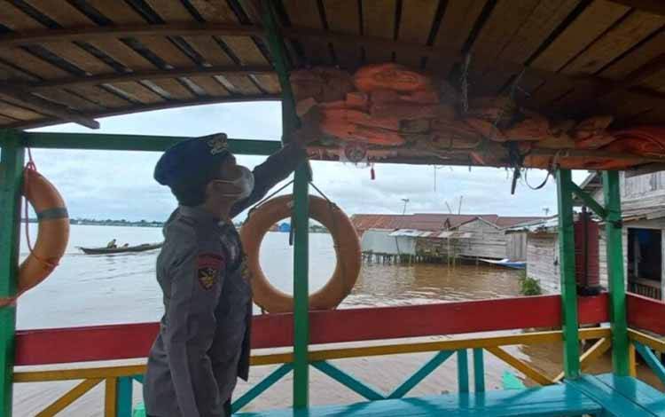 Satpolairud Polres Kapuas Cek Kelengkapan Berlayar Feri Penyeberangan