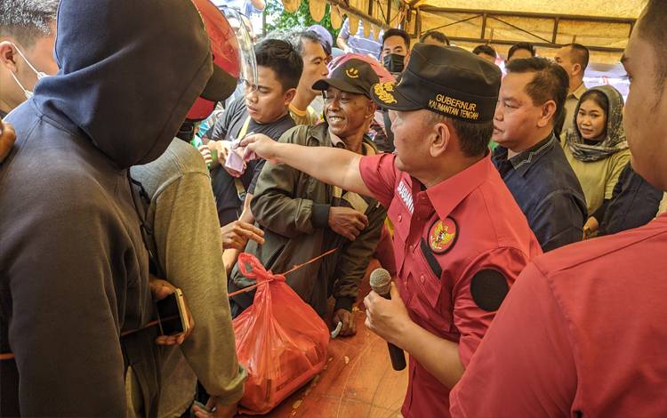 Gubernur Kalteng Gratiskan Paket Sembako di 3 Lokasi Pasar Murah di Sampit
