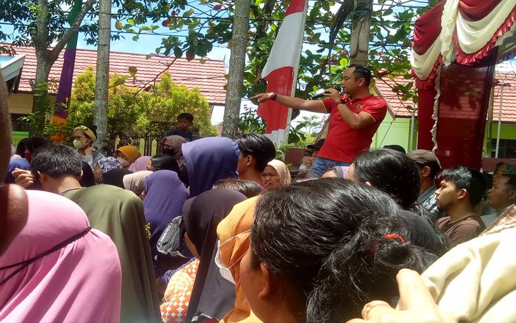 Antrean Pasar Murah di Baamang Membeludak
