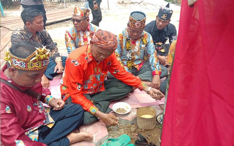 Masyarakat Dayak Ruku Mapam Gelar Ritual Adat Sensarih Banua