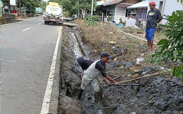 Sampah jadi Penyebab Drainase Simpang Pulo Basan Tersumbat