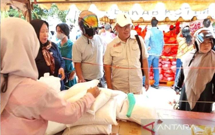 Beras dan Minyak Goreng Produk Paling Diminati di Pasar Murah Sampit