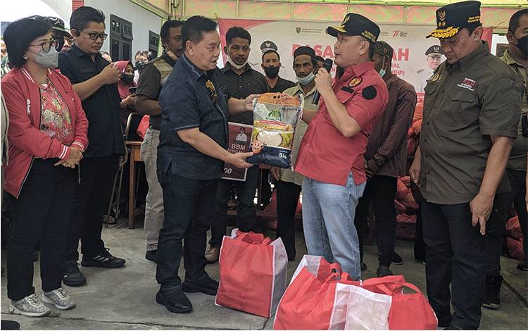 Gubernur Kalteng Bantu Sembako untuk 560 KK Korban Banjir di Kotim