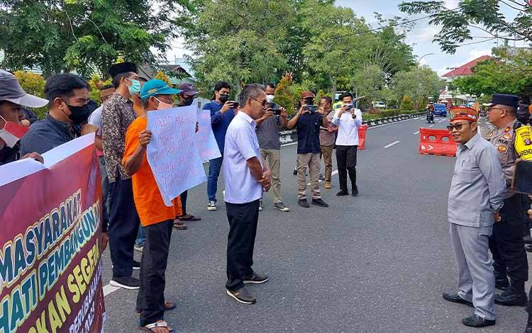 Forum Masyarakat Pemerhati Pembangunan Datangi Kantor DPRD Kapuas Sampaikan Aspirasi Ini