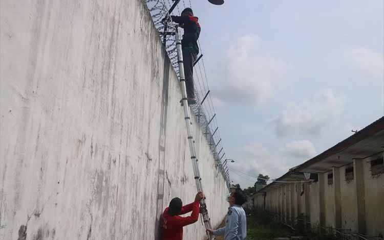 Tingkatkan Pengawasan di Malam Hari, Petugas Rutan Kapuas Cek Penerangan Area Tembok