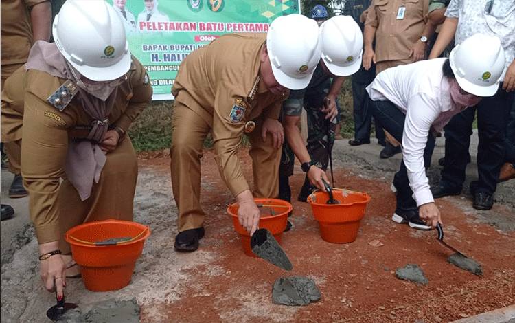 Bupati Kotim Lakukan Peletakan Batu Pertama Semenisasi Rigit Jalan Kelurahan Tanah Mas