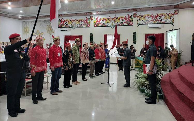 Kukuhkan Pengurus Dewan Adat Dayak di 10 Kecamatan, Ini Kata Bupati Murung Raya