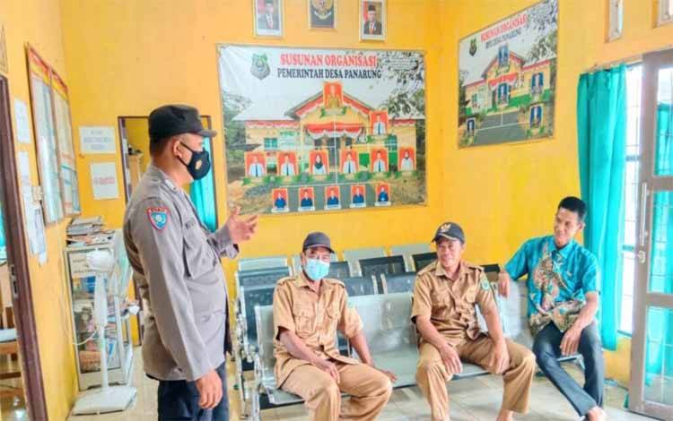 Personel Polsek Basarang Sambangi Kantor Desa Sampaikan Pesan Kamtibmas