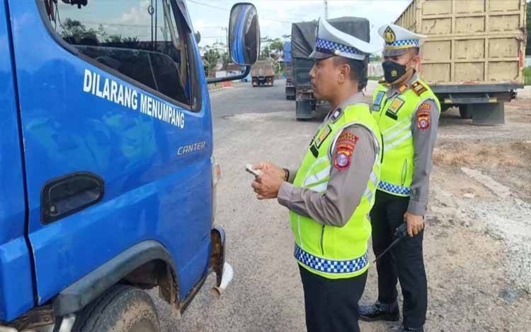 Satlantas Polres Kapuas bersama Ditlantas Polda Kalteng Gelar Razia Stasioner, 26 Pelanggar Lalu Lintas Ditindak