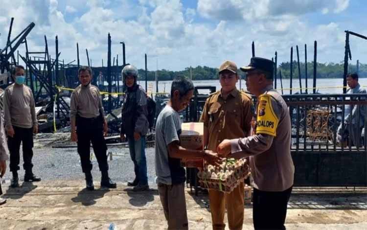 Kabag Ops Polres Kapuas Berikan Bantuan kepada Warga Terdampak Kebakaran di Desa Saka Mangkahai