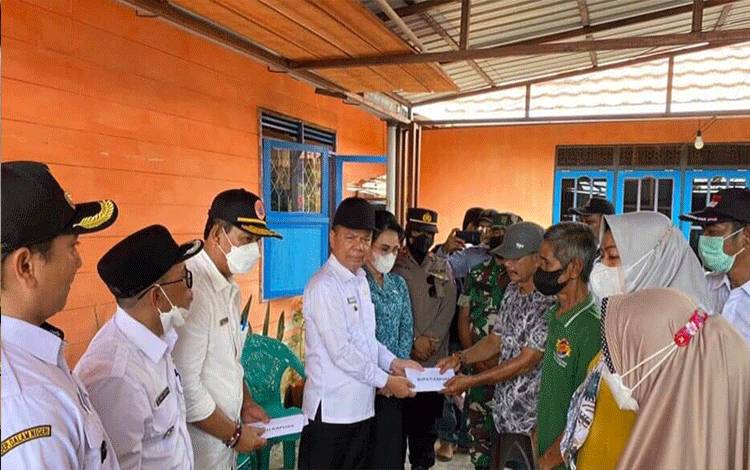Warga Terdampak Kebakaran di Desa Saka Mangkahai Terima Bantuan