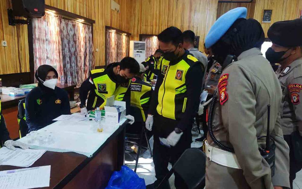 Ratusan Personel Polda Kalteng Jalani Tes Urine Antisipasi Penyalahgunaan Narkoba