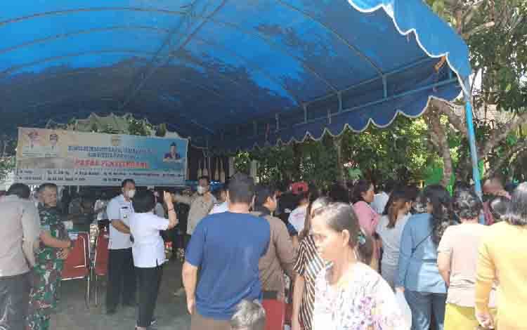 Pasar Penyeimbang di Kelurahan Tampang Tumbang Anjir Diserbu Warga