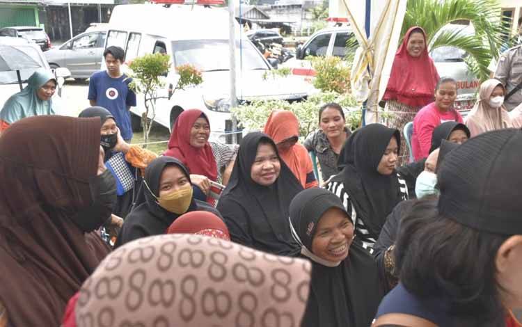 Gerai Vaksin Hiasi Pasar Murah Kelurahan Kumai Hilir
