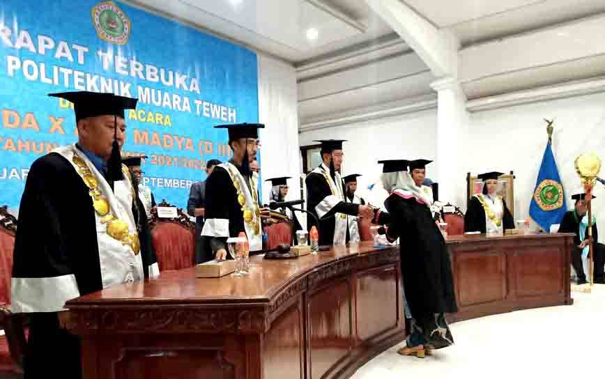 Ini Pesan Penting Bupati Barito Utara untuk Mahasiswa Politeknik Muara Teweh yang Diwisuda