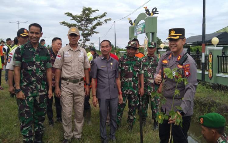 Kapolres Katingan Hadiri Penanaman Pohon Sambut HUT TNI