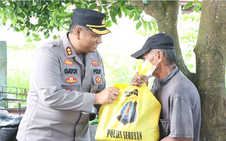 Sambangi Warga Kurang Mampu, Kapolres Seruyan Bagikan Paket Sembako