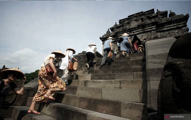 Sejumlah delegasi 3rd Sherpa Meeting G20 Indonesia mengunjungi Candi Mendut, Magelang, Jawa Tengah, Kamis (29/9/2022). Kunjungan wisata peserta 3rd Sherpa Meeting G20 tersebut untuk memperkenalkan destinasi wisata di Indonesia. ANTARA FOTO/Andreas Fitri Atmoko/Pool/YU (Antara Foto/Andreas Fitri Atmoko)