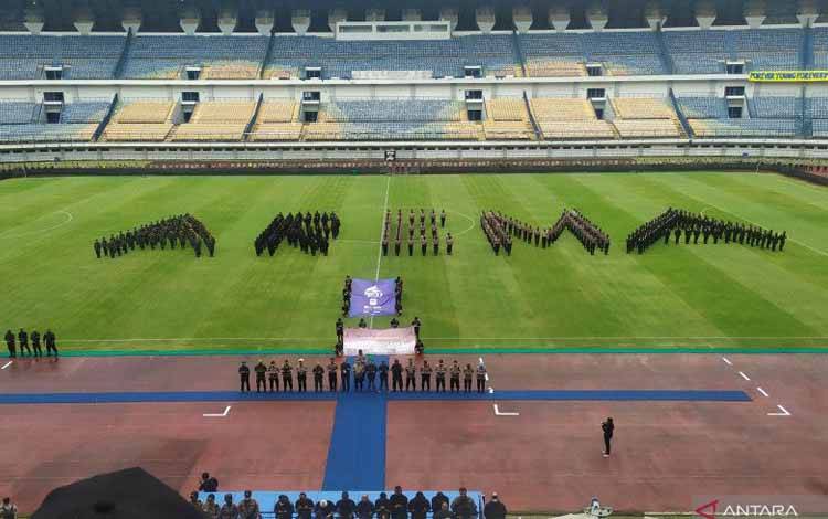 TNI-Polri Bentuk Tulisan Arema saat Doakan Tragedi Kanjuruhan di GBLA