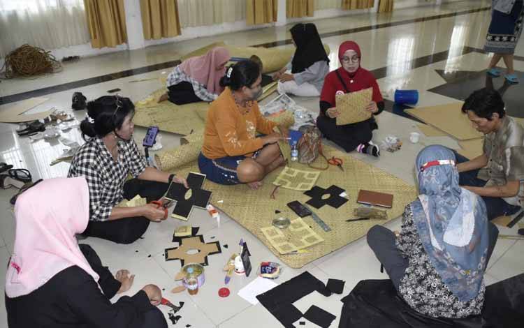 Disdagperin Kalteng Gelar Bimtek Inovasi Produk Anyaman Purun