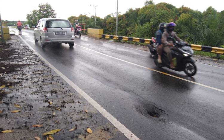 Pengendara Keluhkan Jalan Trans Kalimantan Dekat Jembatan Sungai Salak Kasongan?Berlubang?