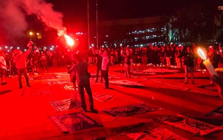 Suporter Bola Batam Nyalakan 1.000 Lilin untuk Tragedi Kanjuruhan