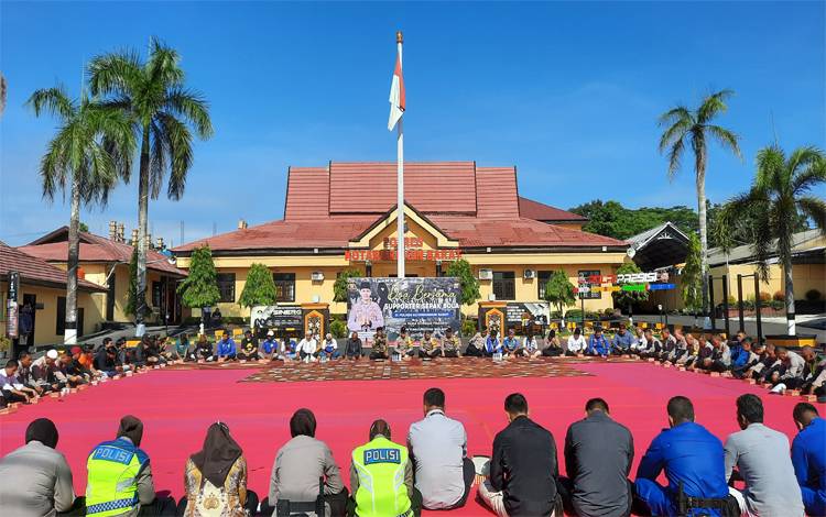Polres Kobar Bersama Suporter Bola dGelar Doa Bersama untuk Korban Tragedi Kanjuruhan Malang