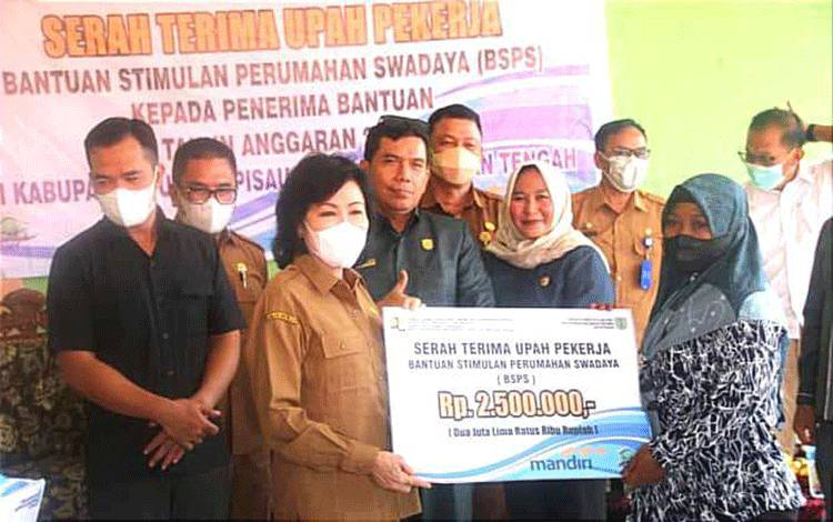 Pemkab Pulang Pisau Bayar Upah Tukang Program BSPS