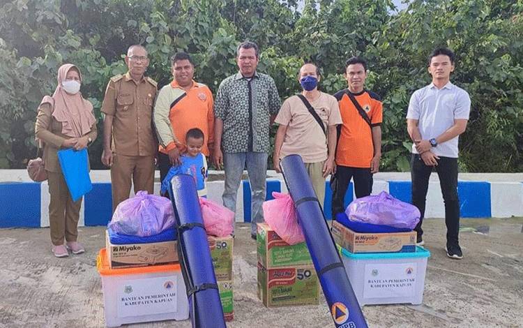 Warga Kelurahan Panamas Terdampak Kebakaran Terima Bantuan dari BPBD Kapuas