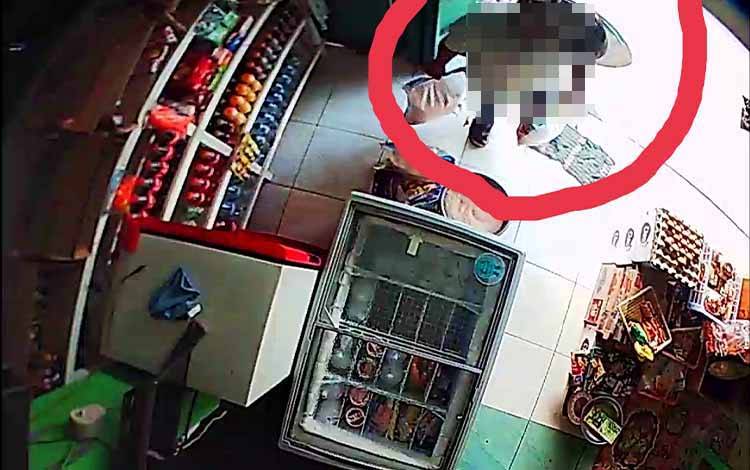 Seorang Laki-laki Terekam CCTV saat Menggondol 2 Karung Beras